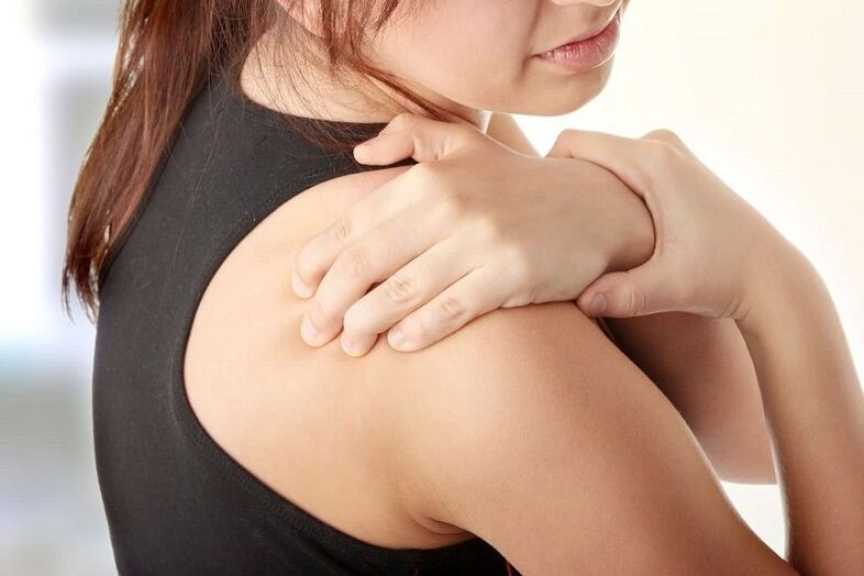 A nyaki osteochondrosis esetén a fájdalom a vállba sugárzik
